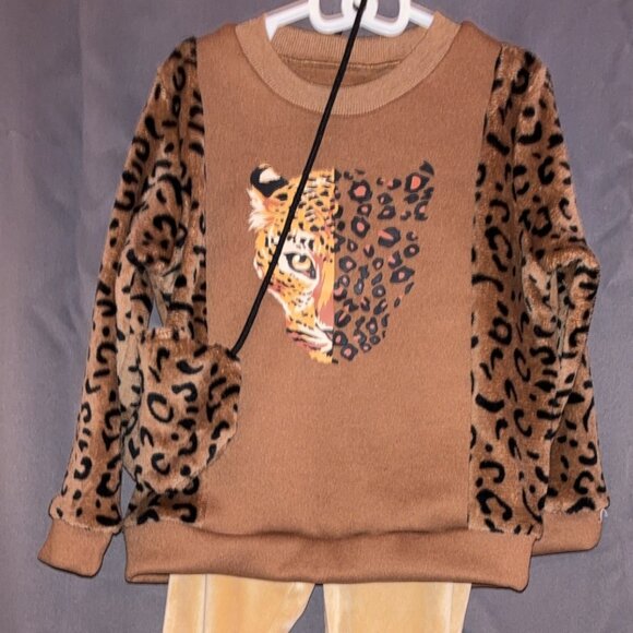 Leopard print crew neck sweatshirt with matching purse - Picture 3 of 3